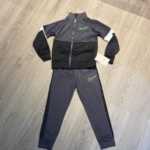 NIKE 2 piece jogger set